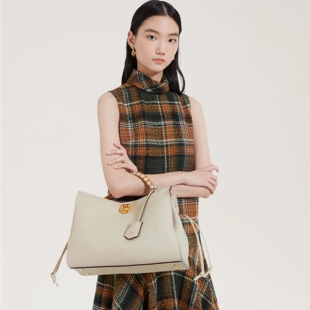 Mulberry Pebbled Leather Shoulder Bag in Light Beige with Gold Hardware - Picture 3 of 10